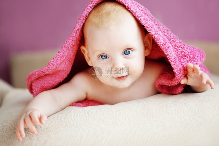婴儿宝宝毛巾粉色卧室童年快乐育儿说谎女孩孩子眼睛图片