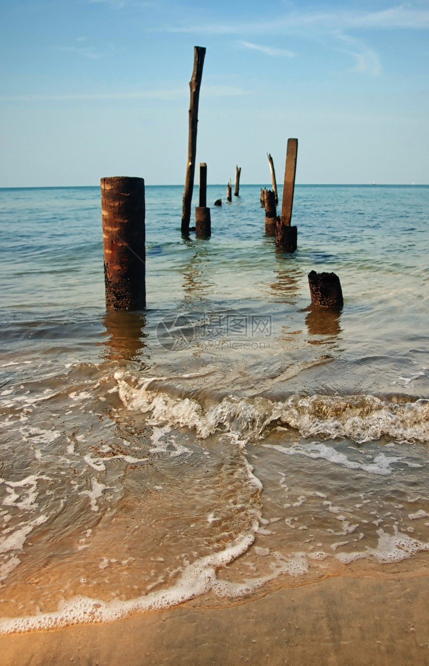 海上旧的防波堤柱蓝色海洋海滩木头海景海岸孤独海浪遗迹海岸线图片