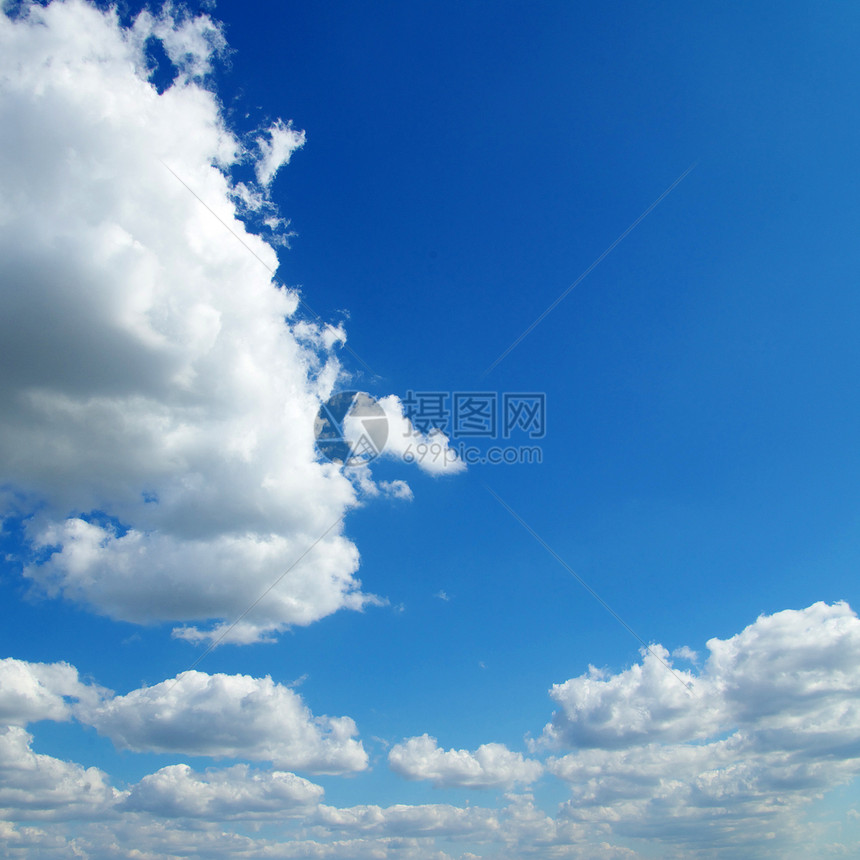 天空天蓝色天气晴天气候阳光环境季节云景水分沉淀图片