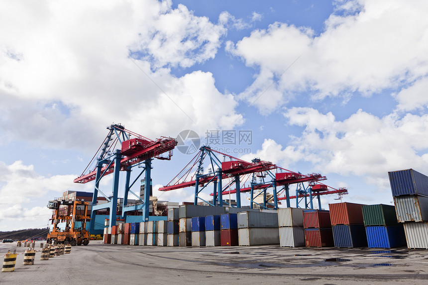 商业停靠码头加载起重机工业卸载集装箱交通蓝色货物天空运输图片