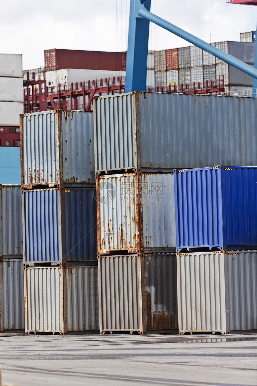 商业停靠码头天空卸载交通货物职业起重机工业集装箱储物运输图片