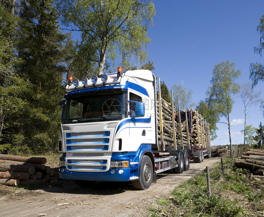 带木材的卡车资源材料砍伐木头方式运输驾驶环境体力劳动者商业图片