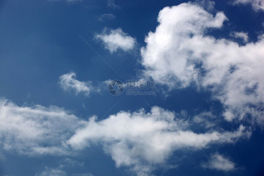 蓝天空背景环境自由柔软度气候蓝色场景阳光天空天堂天气图片