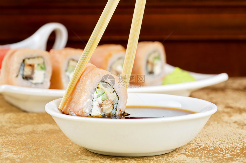 寿司筷子美食鱼片辣根海藻宏观午餐文化晚餐食物图片