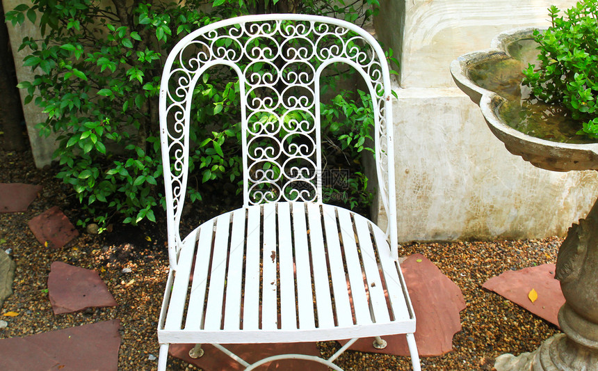 花园里的白椅子休息长椅古董植物花盆装饰品瓷砖公园风景座位图片