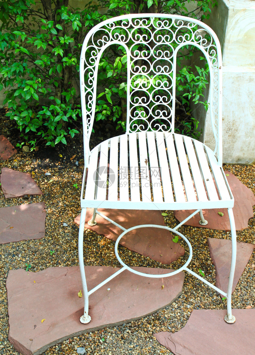 花园里的白椅子装饰品晴天休息公园风景瓷砖植物后院石头古董图片