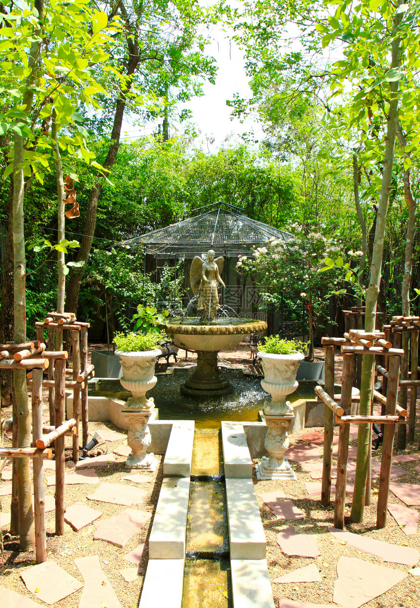 花园中的天使雕塑喷泉场景长椅风景小路木头艺术卵石公园椅子历史性图片