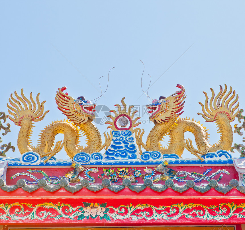 中国寺庙屋顶的龙雕像正方形桌子装饰文化风格历史天空蓝色旅行旅游图片