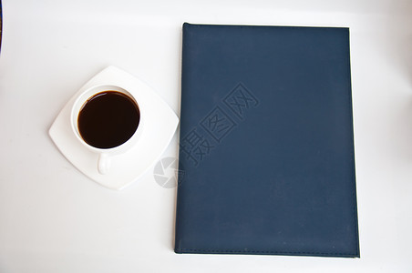 黑咖啡和笔记本水平咖啡摄影杯子皮革空白背景图片