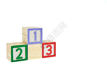 作为讲台的木制木块 编号123数字孩子意义正方形数学建筑立方体闲暇童年幼儿园背景图片