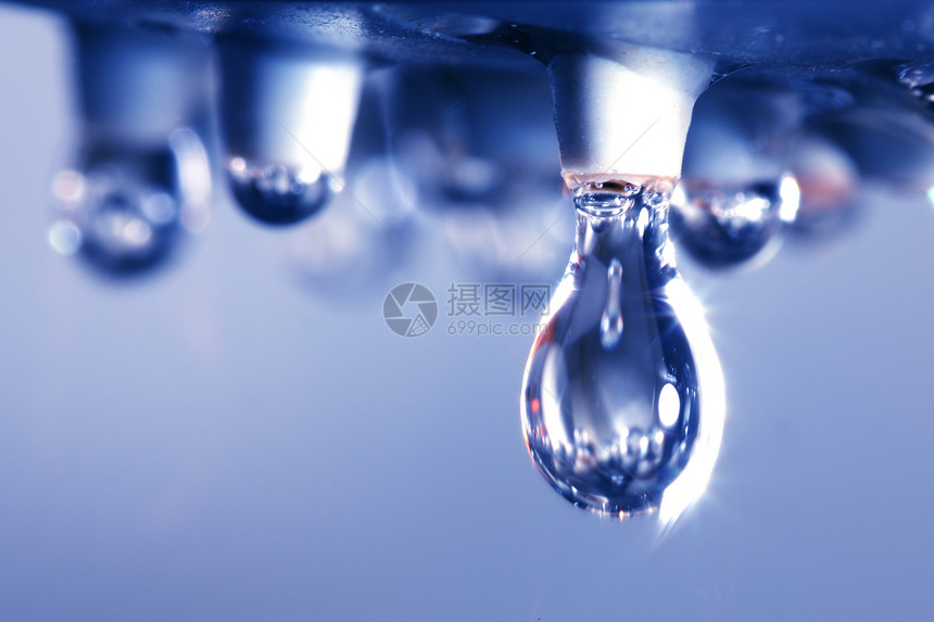 封闭水滴墙纸温泉肥皂玻璃卫生液体洗发水宏观蓝色流动图片