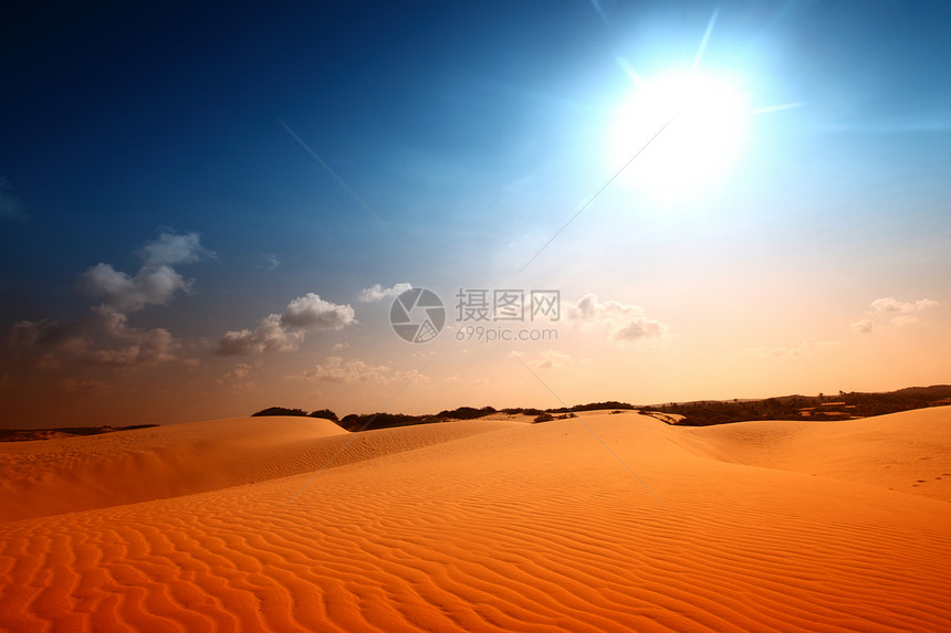 沙漠地区爬坡沙漠日落沙丘干旱旅行游客勘探全景地形图片