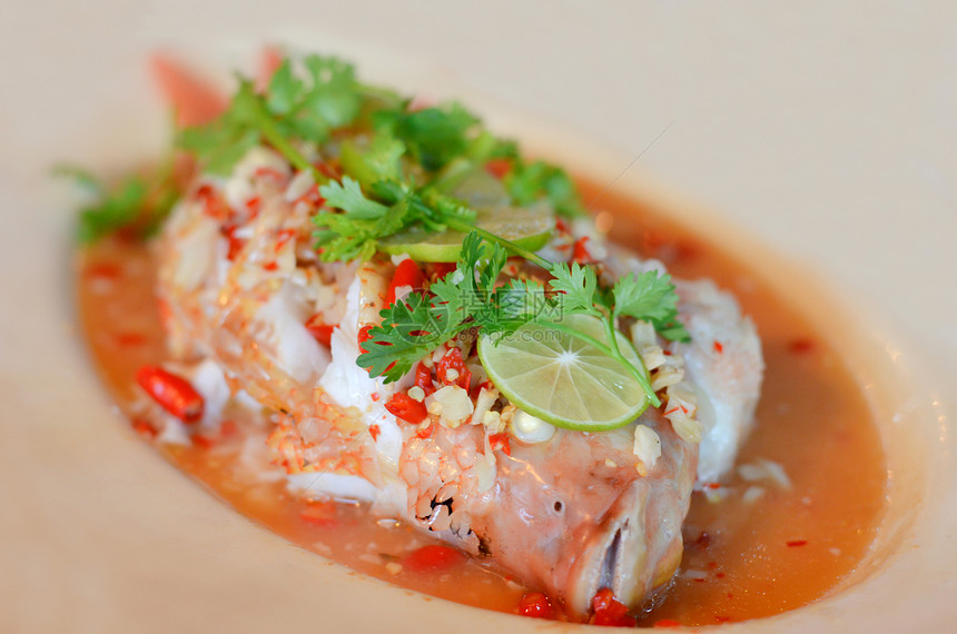 鱼盘鱼午餐海鲜蒸汽柠檬盘子文化美食早餐食物辣椒图片