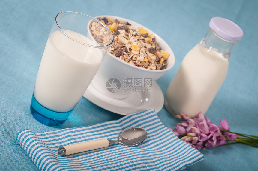 牛奶奶玉米片早餐饮食节食蓝色白色杯子奶制品食物谷物图片