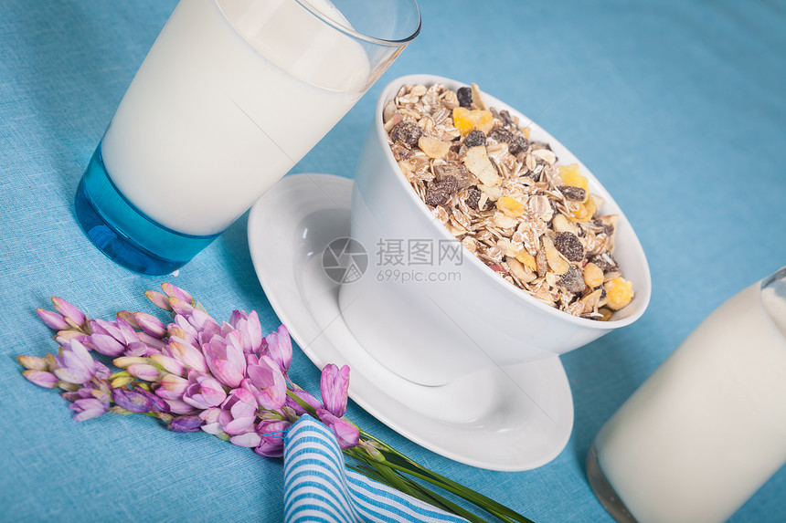 牛奶奶白色饮料杯子食物饮食奶制品蓝色营养早餐玉米片图片