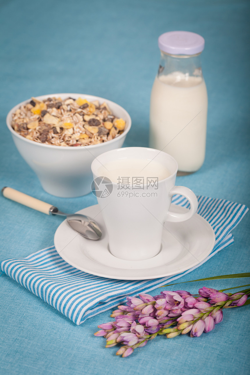 牛奶奶饮食杯子早餐玉米片奶制品营养谷物蓝色玻璃饮料图片
