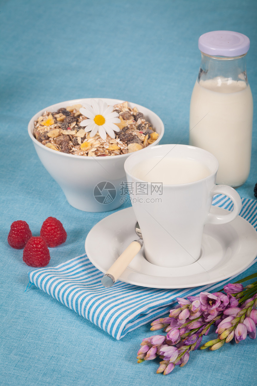 牛奶奶雏菊奶制品蓝色谷物浆果杯子覆盆子食物玻璃饮食图片