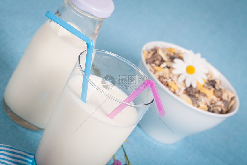 牛奶奶营养食物玉米片节食蓝色饮食稻草饮料粉色奶制品图片