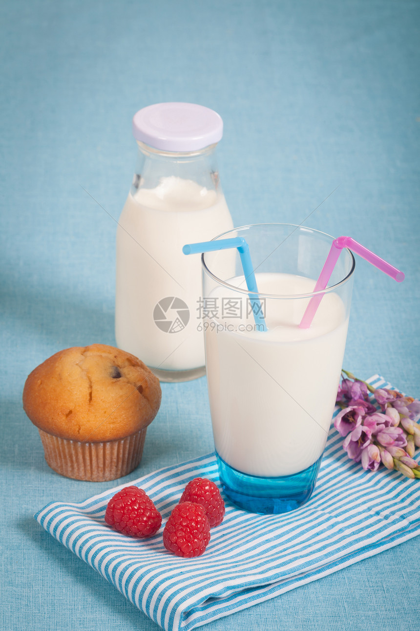 牛奶奶饮食早餐稻草杯子玻璃蓝色巧克力覆盆子饮料白色图片