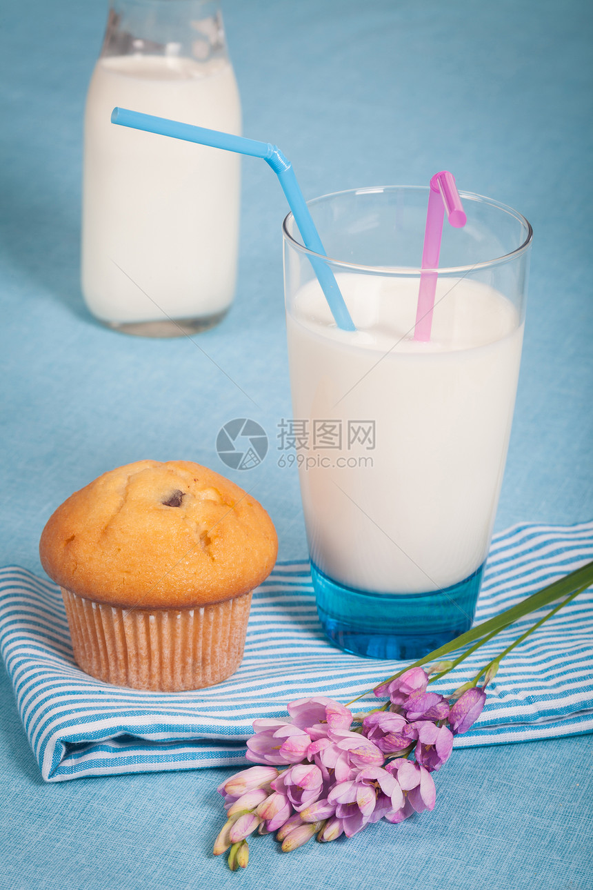 牛奶奶白色甜点巧克力营养早餐节食饮料饮食蓝色杯子图片