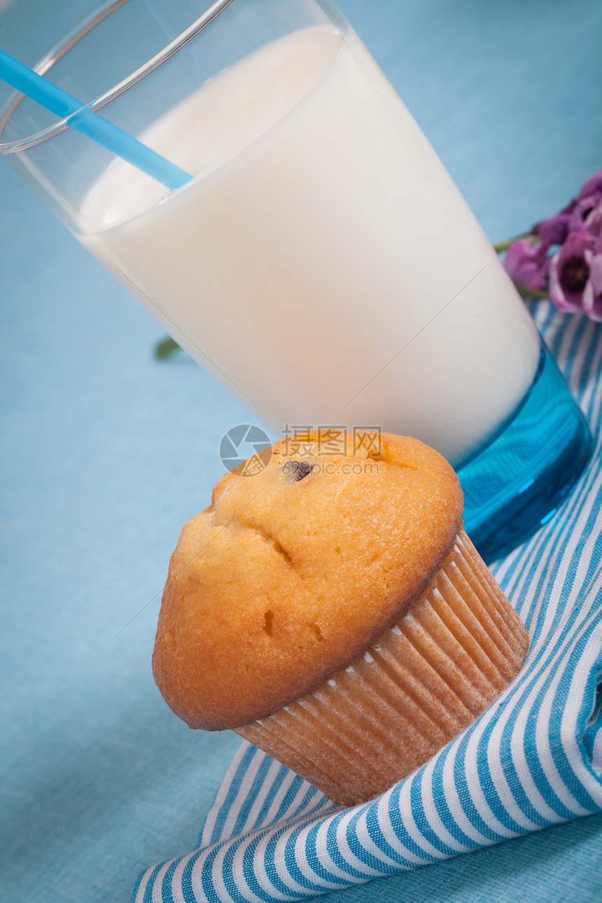 牛奶奶蓝色巧克力玻璃节食稻草饮食杯子饮料白色营养图片