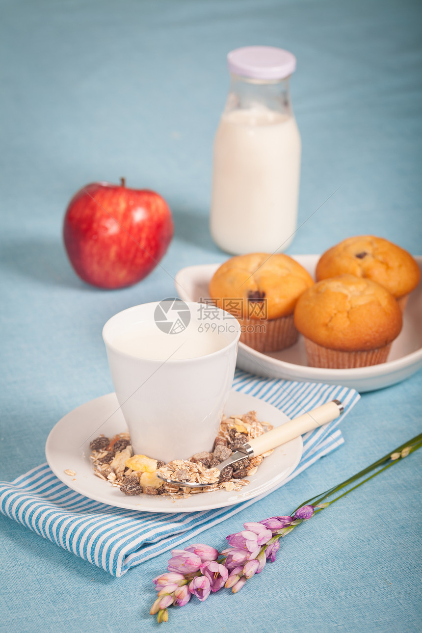 牛奶奶营养谷物水果食物饮食早餐杯子玉米片红色白色图片