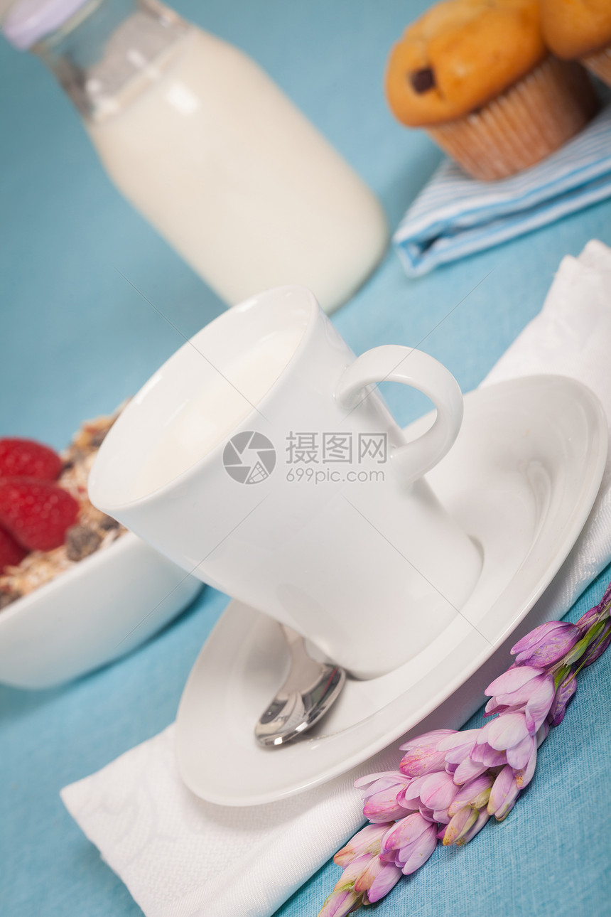 牛奶奶奶制品营养玉米片巧克力早餐饮食蓝色食物杯子玻璃图片