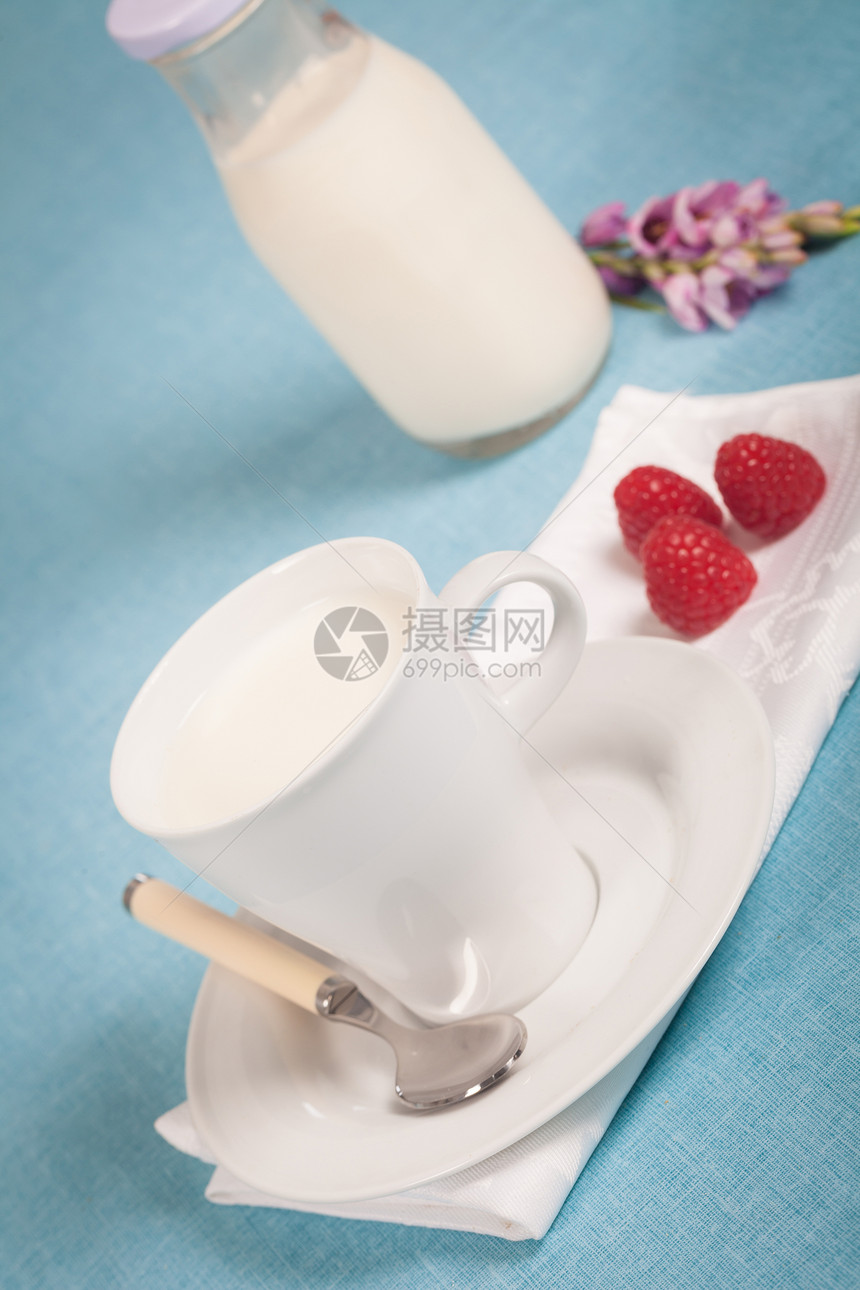 牛奶奶白色玻璃覆盆子营养蓝色玉米片奶制品谷物浆果杯子图片