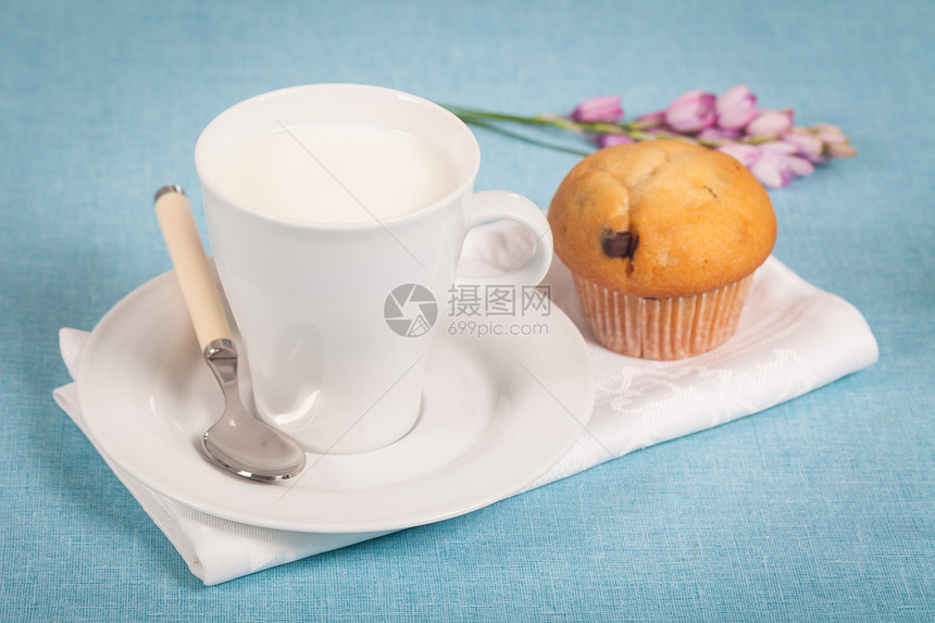 牛奶奶巧克力营养甜点奶制品饮食早餐杯子食物玻璃蓝色图片