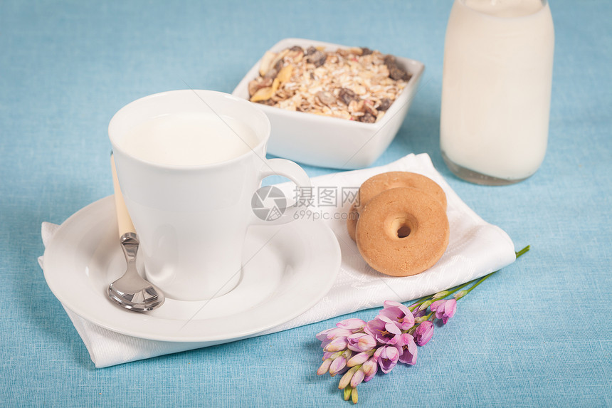 牛奶奶玉米片白色谷物营养早餐节食蓝色奶制品杯子玻璃图片