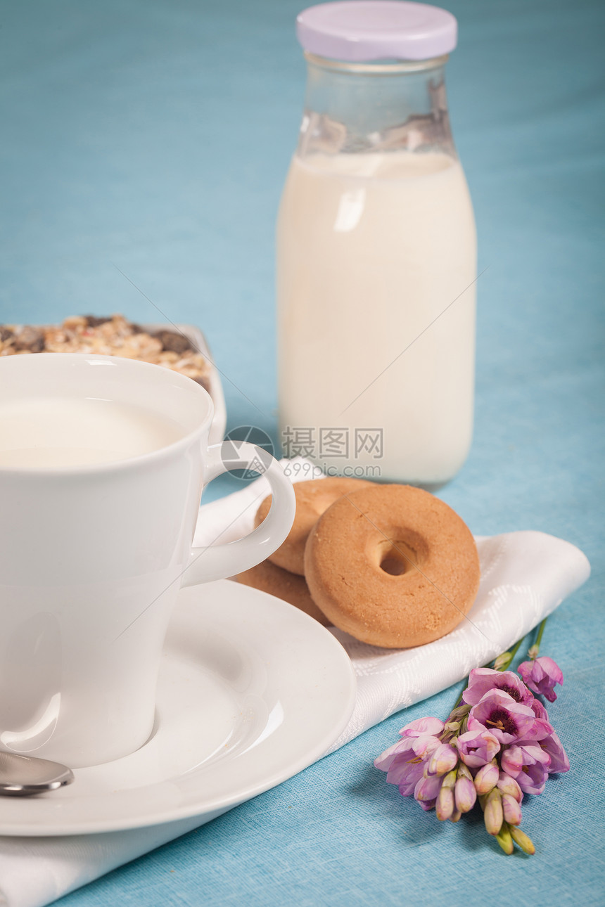 牛奶奶饮食玉米片蓝色节食杯子营养奶制品谷物早餐玻璃图片