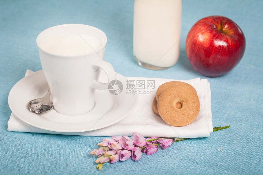 牛奶奶节食早餐白色玻璃营养水果红色杯子蓝色奶制品图片