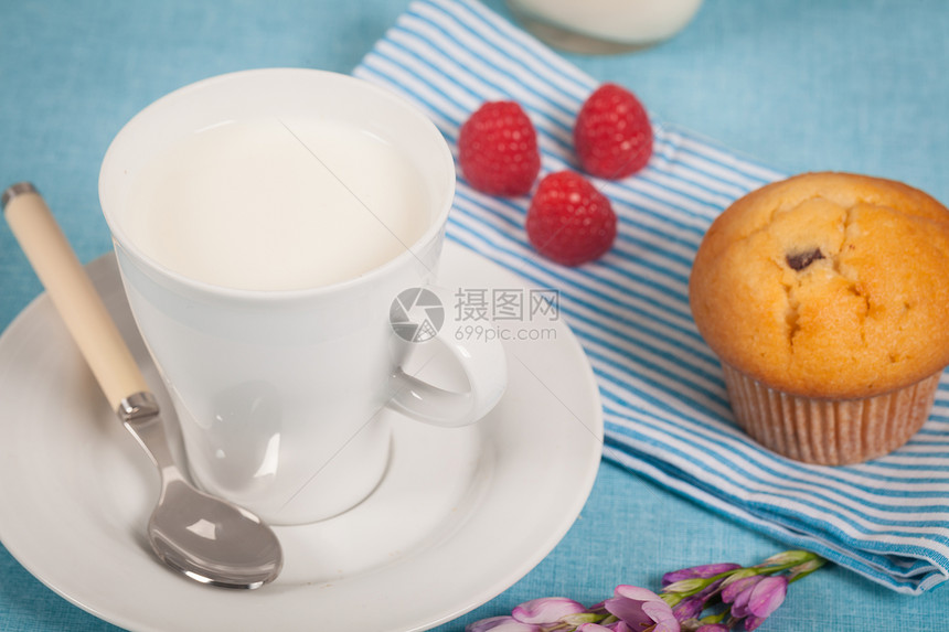 牛奶奶营养巧克力白色奶制品玻璃浆果饮食蓝色早餐食物图片