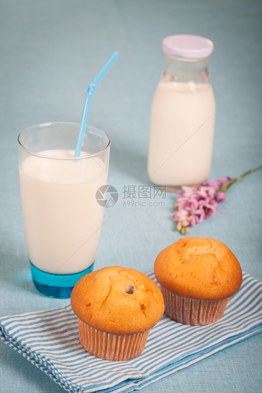 牛奶奶白色蓝色玻璃饮食稻草甜点奶制品营养食物早餐图片