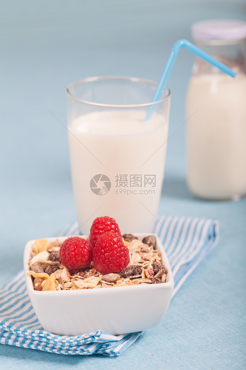 牛奶奶玉米片早餐玻璃浆果奶制品白色覆盆子饮食杯子谷物图片