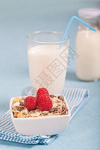 牛奶奶玉米片早餐玻璃浆果奶制品白色覆盆子饮食杯子谷物背景图片