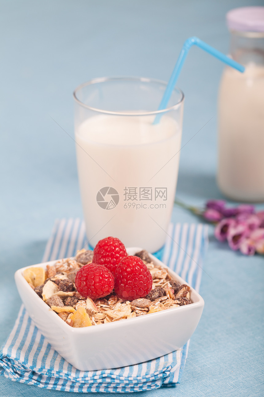 牛奶奶奶制品营养早餐水果谷物玉米片浆果杯子蓝色白色图片