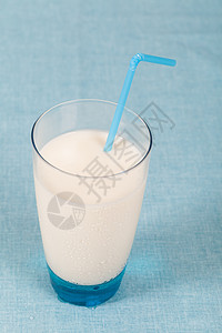 牛奶奶早餐蓝色营养奶制品节食饮食白色玻璃背景图片