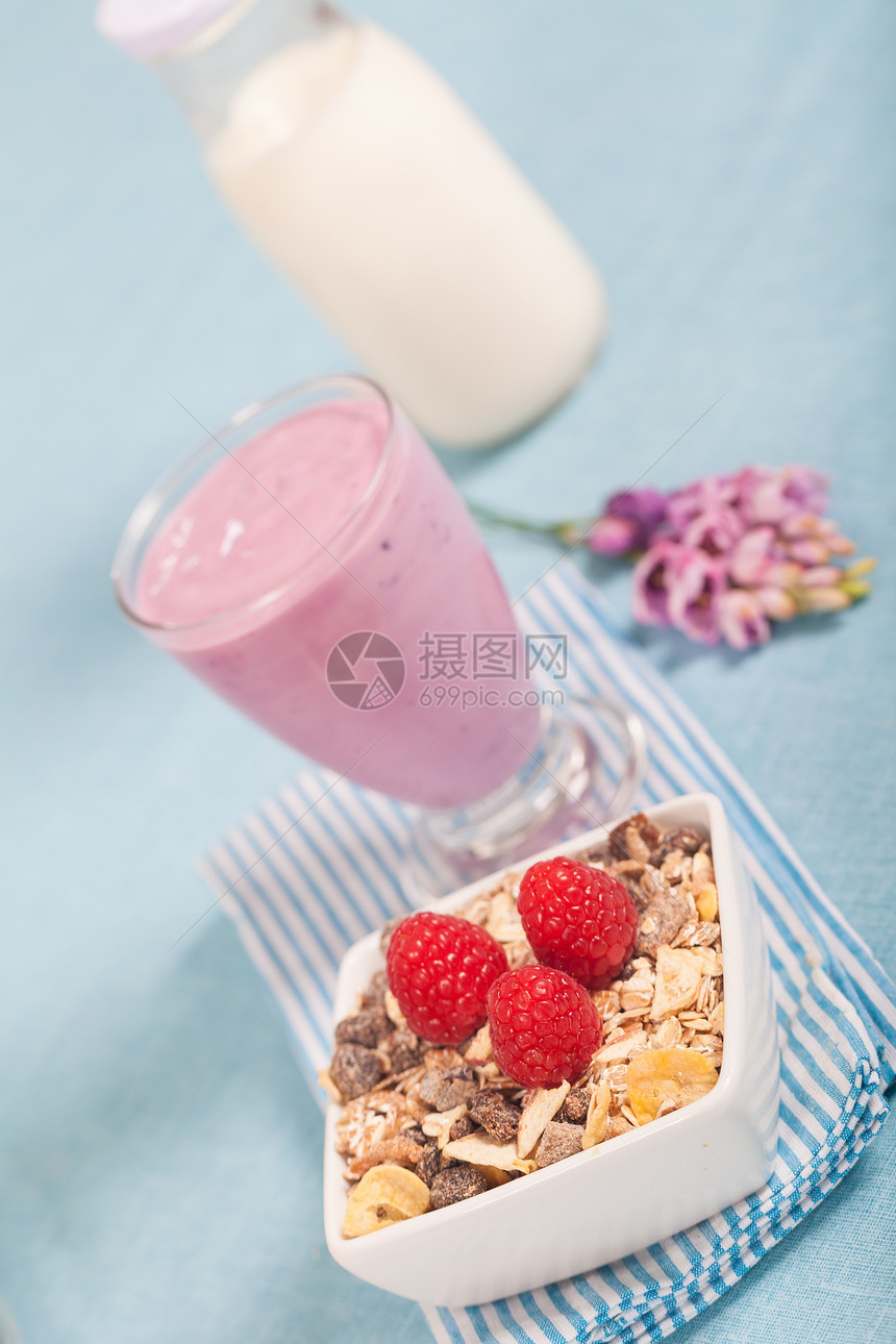 酸奶和浆果早餐谷物玻璃饮食甜点水果营养杯子牛奶奶制品图片