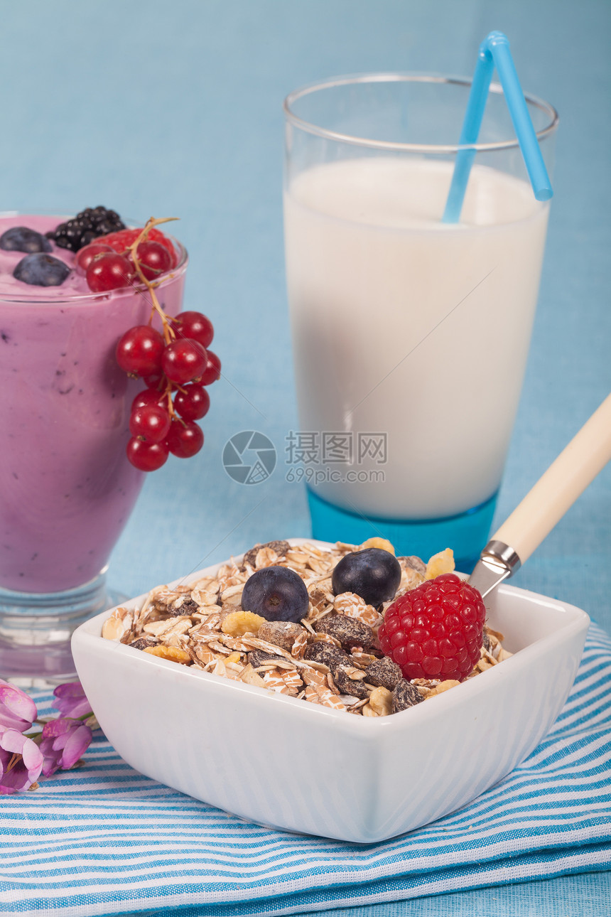 酸奶和浆果奶油状玉米片饮食营养早餐谷物水果节食杯子甜点图片