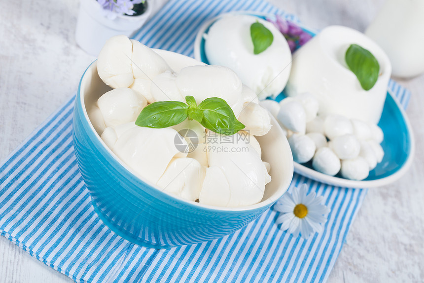 意大利莫扎里拉白色绿色奶制品红色蓝色小吃饮食盘子食物营养图片