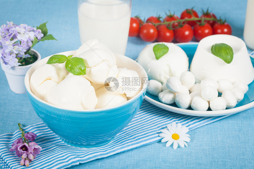 乳奶制品奶制品营养红色饮食盘子蓝色牛奶食物白色西红柿图片