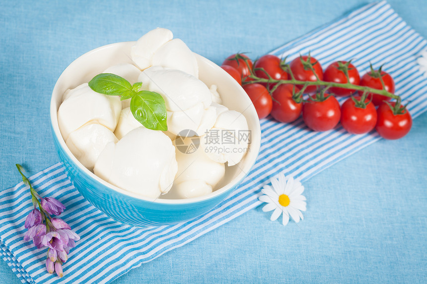 乳奶制品牛奶食物红色盘子白色西红柿饮食蓝色奶制品营养图片