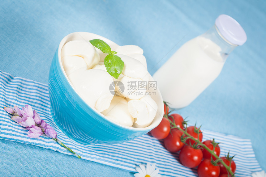 乳奶制品营养饮食红色白色西红柿盘子奶制品牛奶蓝色食物图片