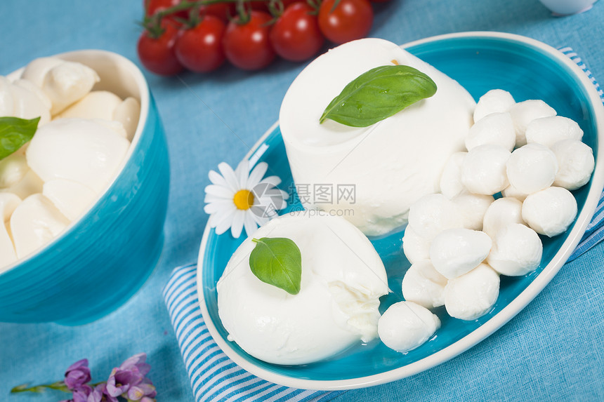 乳奶制品白色红色牛奶饮食奶制品营养蓝色食物盘子西红柿图片