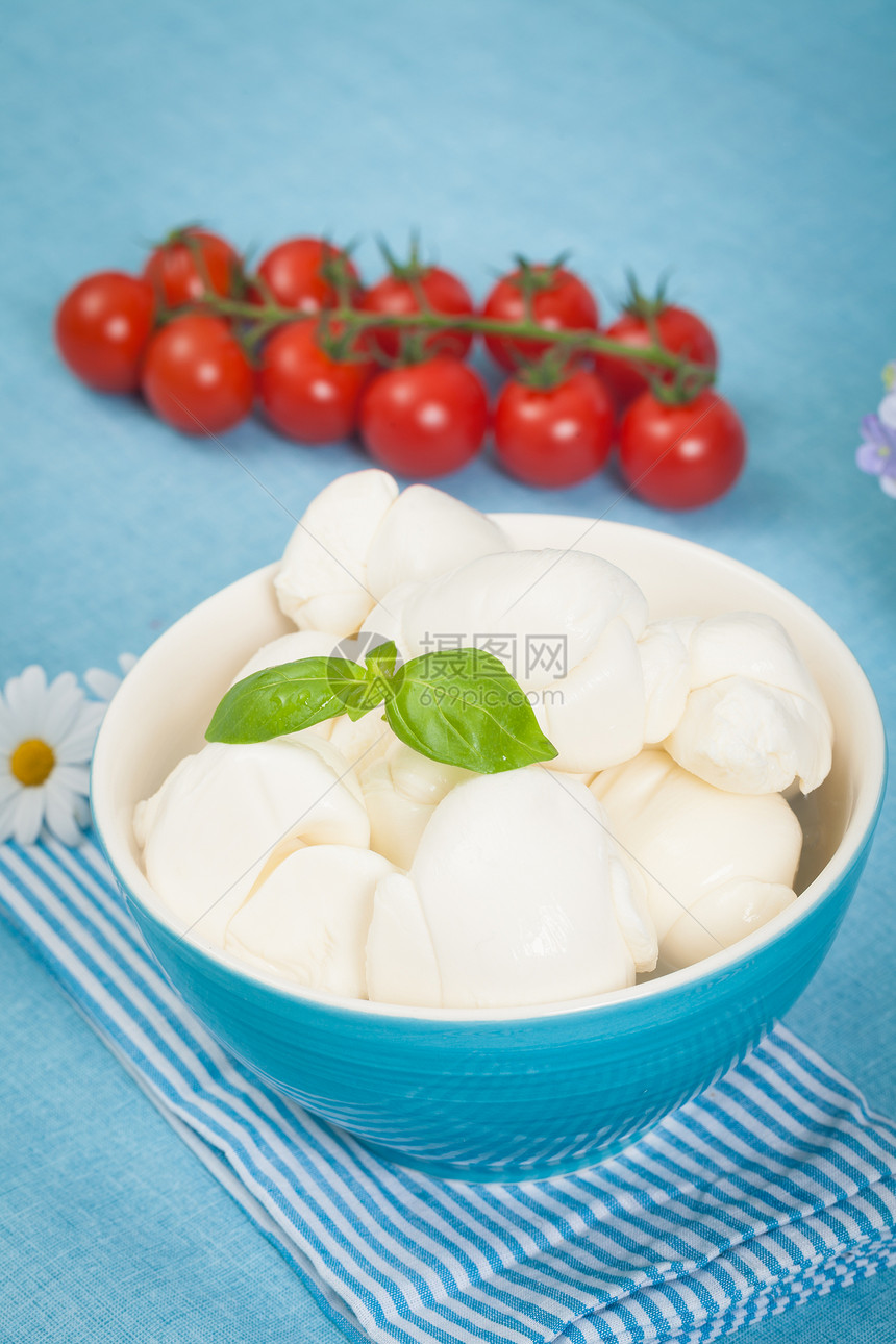 乳奶制品饮食西红柿营养红色奶制品牛奶食物白色蓝色盘子图片