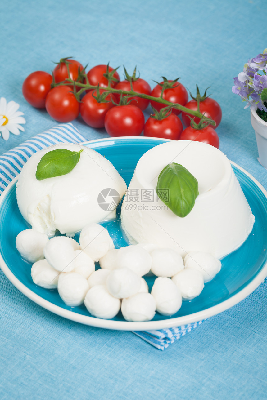 乳奶制品西红柿牛奶奶制品盘子红色营养蓝色食物饮食白色图片