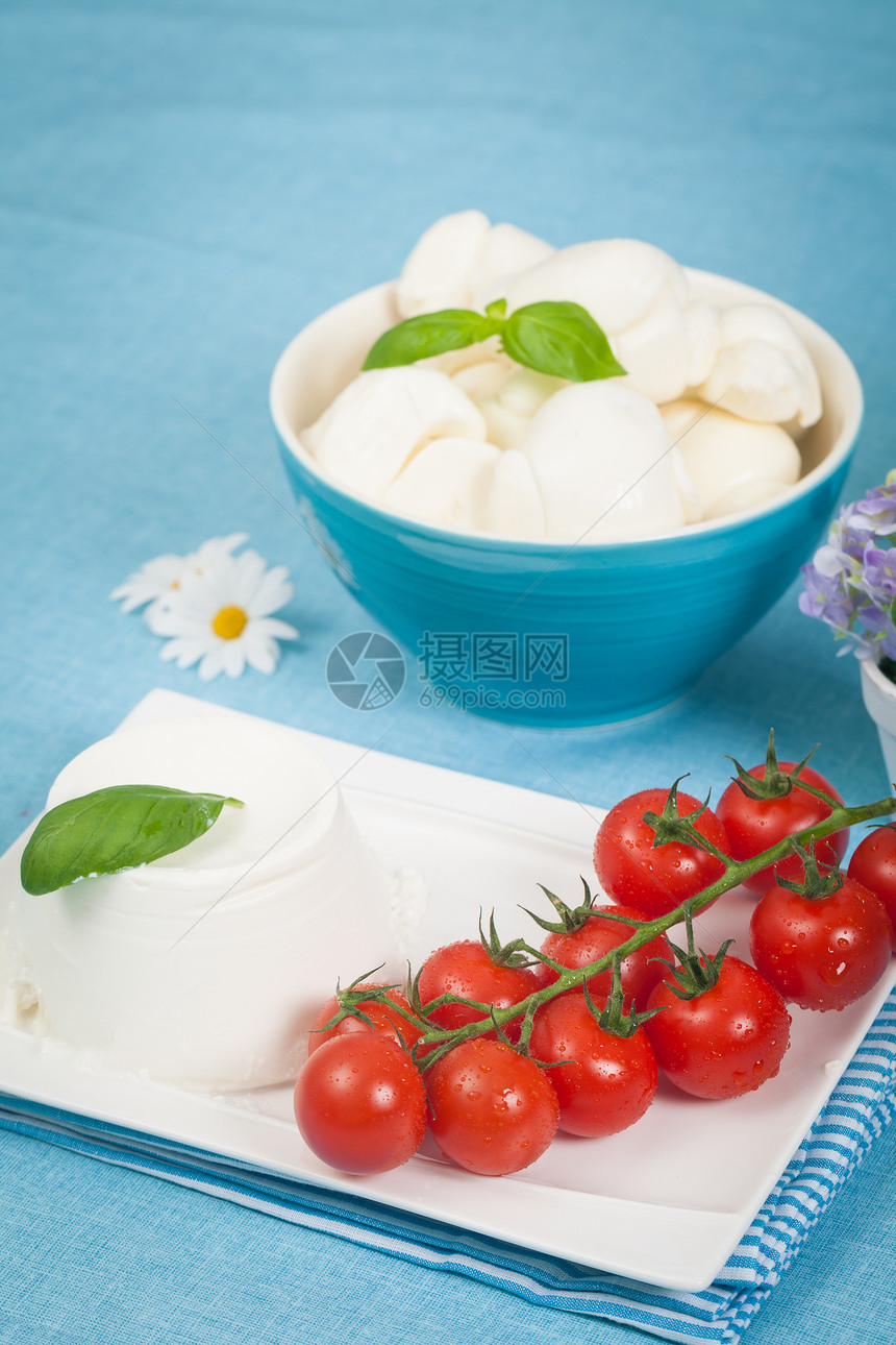 乳奶制品红色饮食盘子白色营养食物奶制品西红柿牛奶蓝色图片