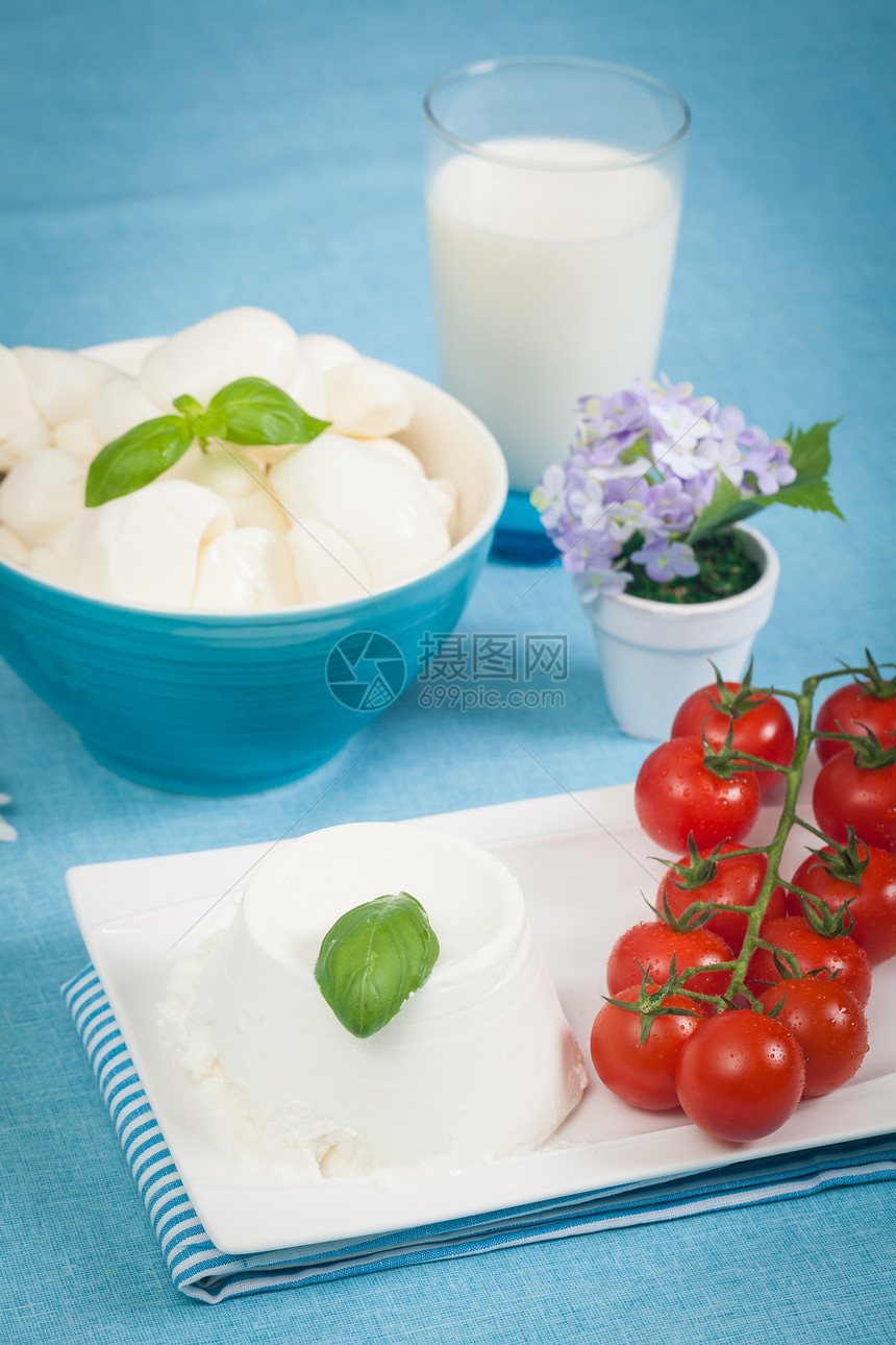 乳奶制品红色盘子西红柿蓝色食物白色饮食奶制品营养牛奶图片