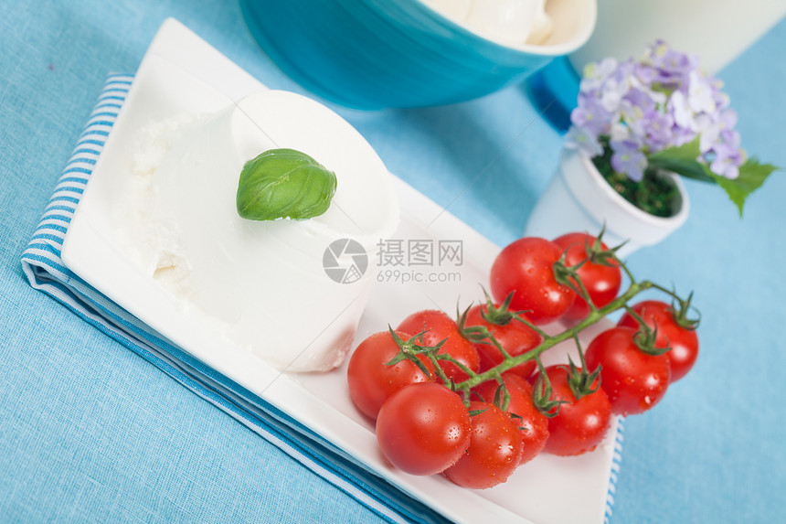 乳奶制品奶制品营养红色牛奶蓝色白色食物饮食西红柿盘子图片